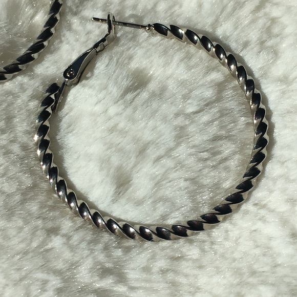 Jewelry - Sterling 1 1/2” Ribbed Design Hoops